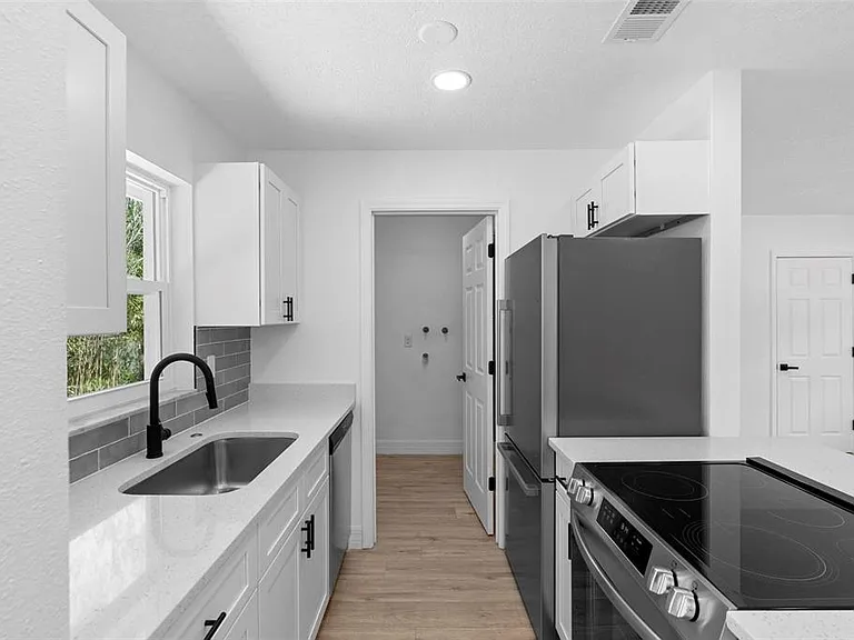 2240 Conway Dr — Photo 12