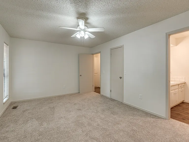 9027 N Rockwell Dr — Photo 26