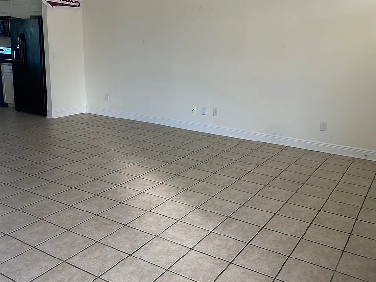 652 Kirkcauldy Dr — Photo 2