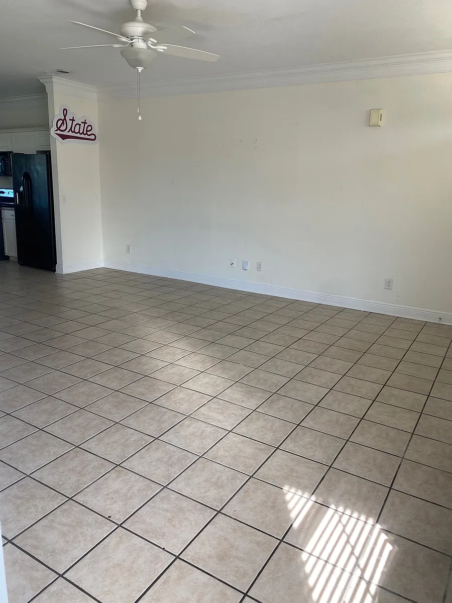 Building Photo - 652 Kirkcauldy Dr
