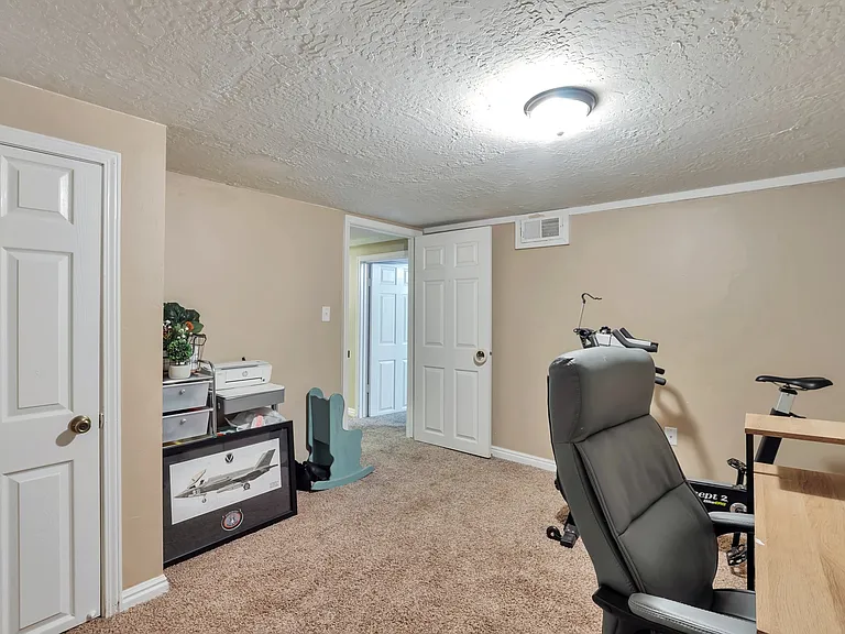 748 E Maple St — Photo 16