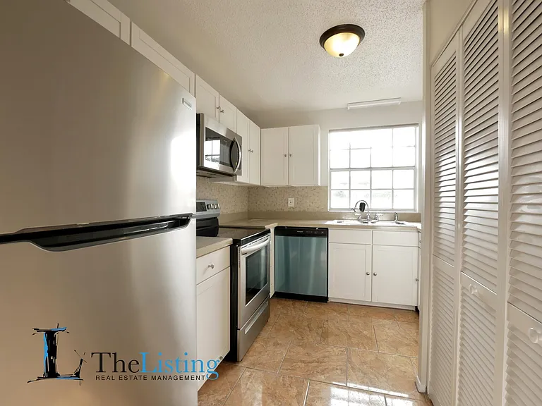 408 Banyon Tree Cir #100 — Photo 6