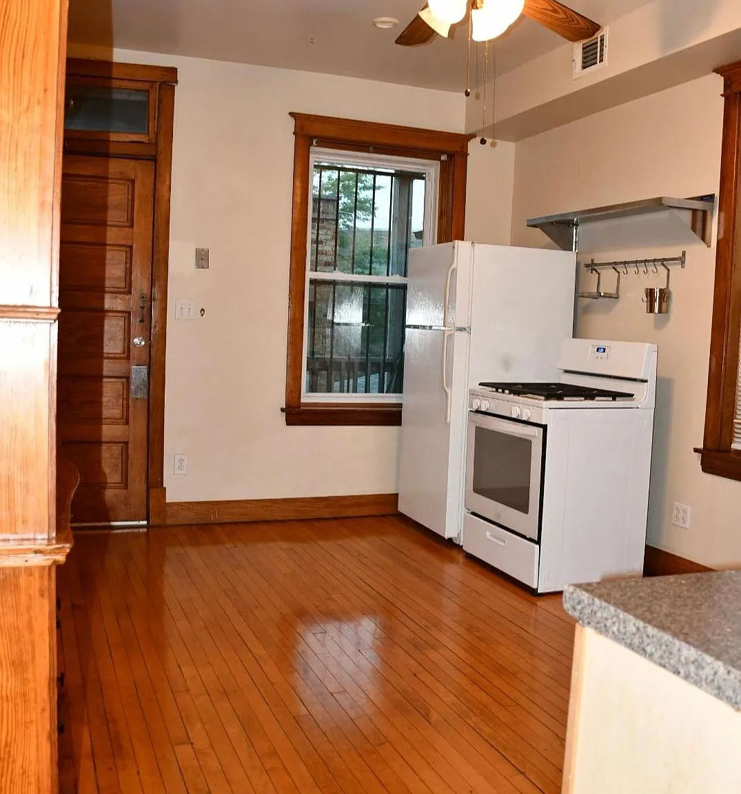3 bed, 1300 sqft, $2,150 — Photo 3