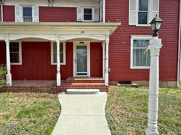 2nd image of 201 E Clarinda Ave