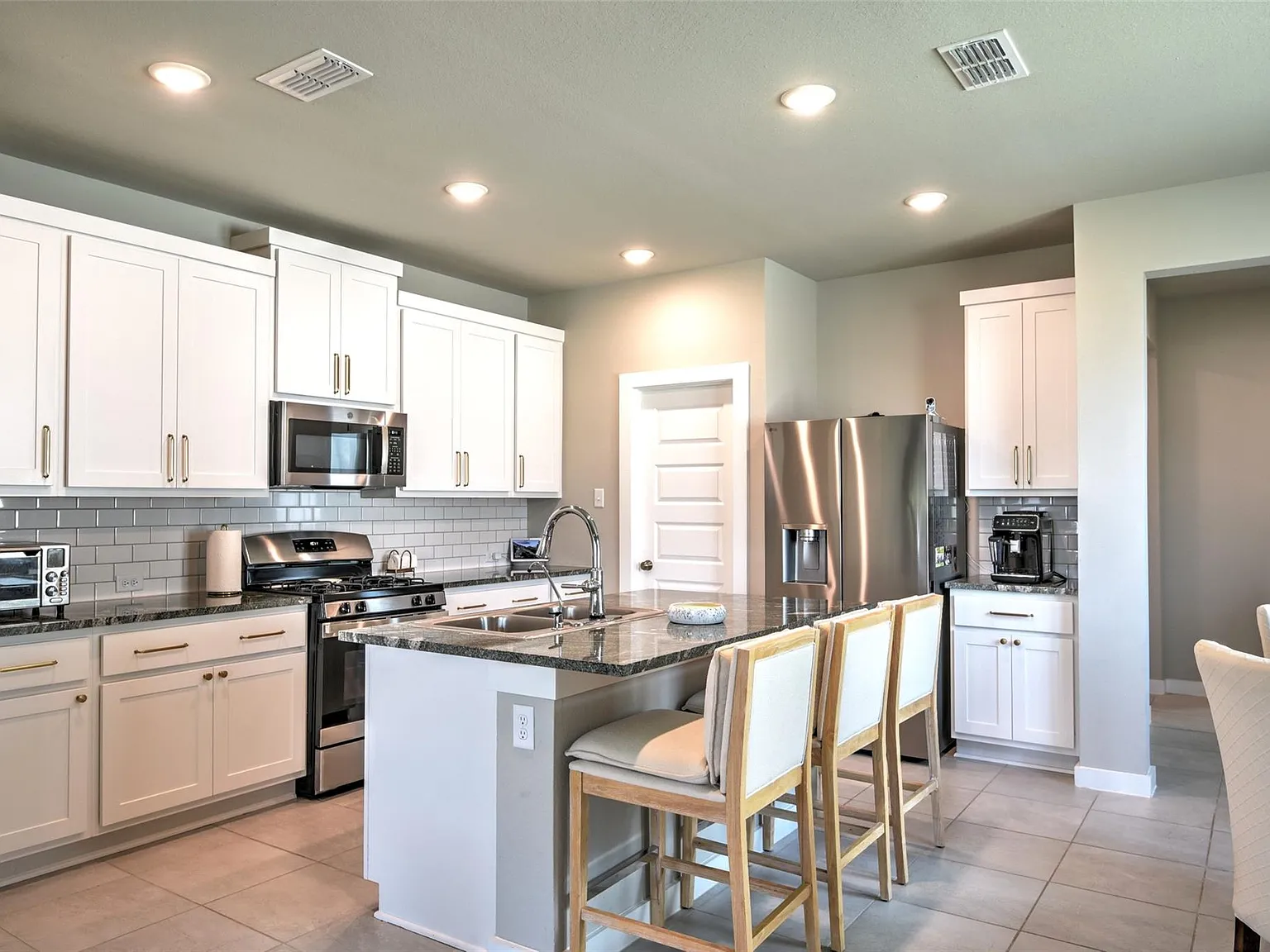 3 bed, 2.0 bath, 1691 sqft, $2,200 — Photo 1