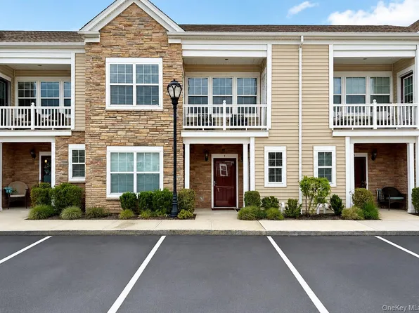 8 Wexford Lane #8 upper, Oceanside, NY 11572