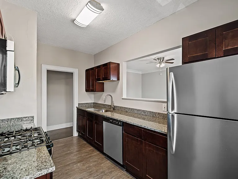 Maycourt Apartments — Photo 19