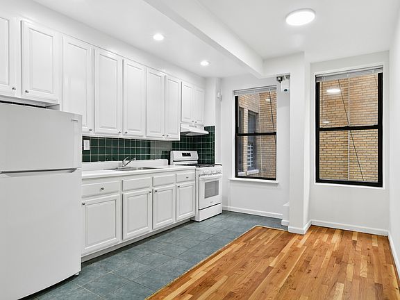 3rd image of 920 Riverside Dr APT 34