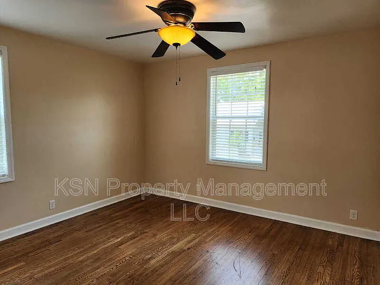 920 E 32nd St — Photo 6