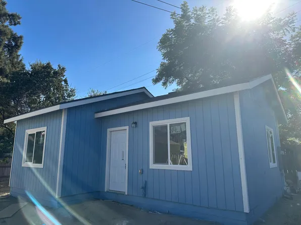 1017 N Conyer St, Visalia, CA 93291