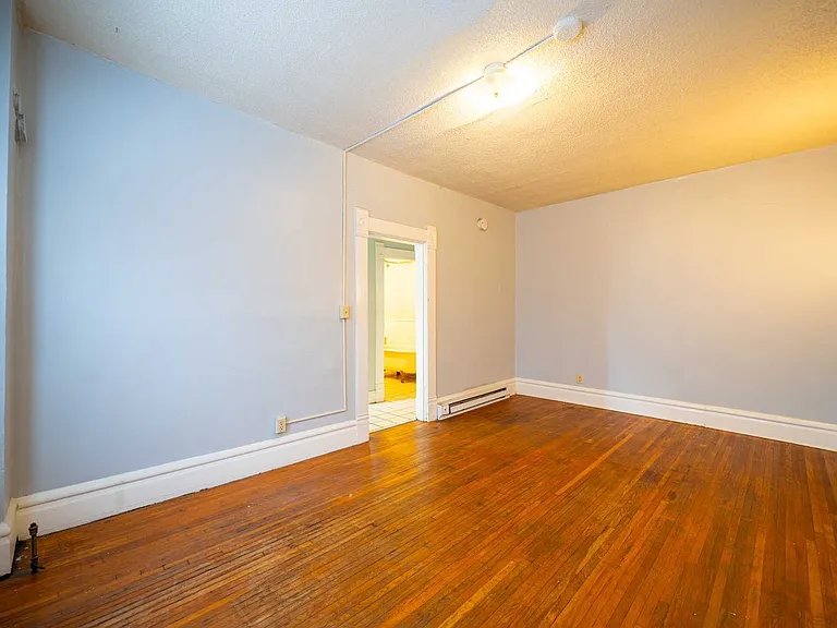 250 1/2 W 5th Ave #R — Photo 6
