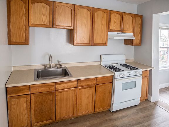 5th image of 846 S Alden St