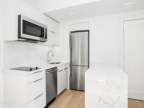 3rd image of 312 E 42nd St #2612