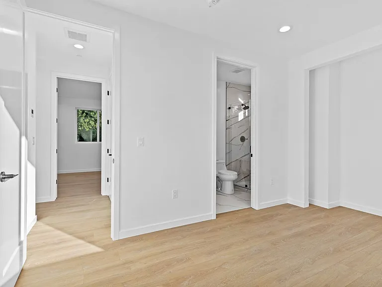 6846 Cedros Ave — Photo 19
