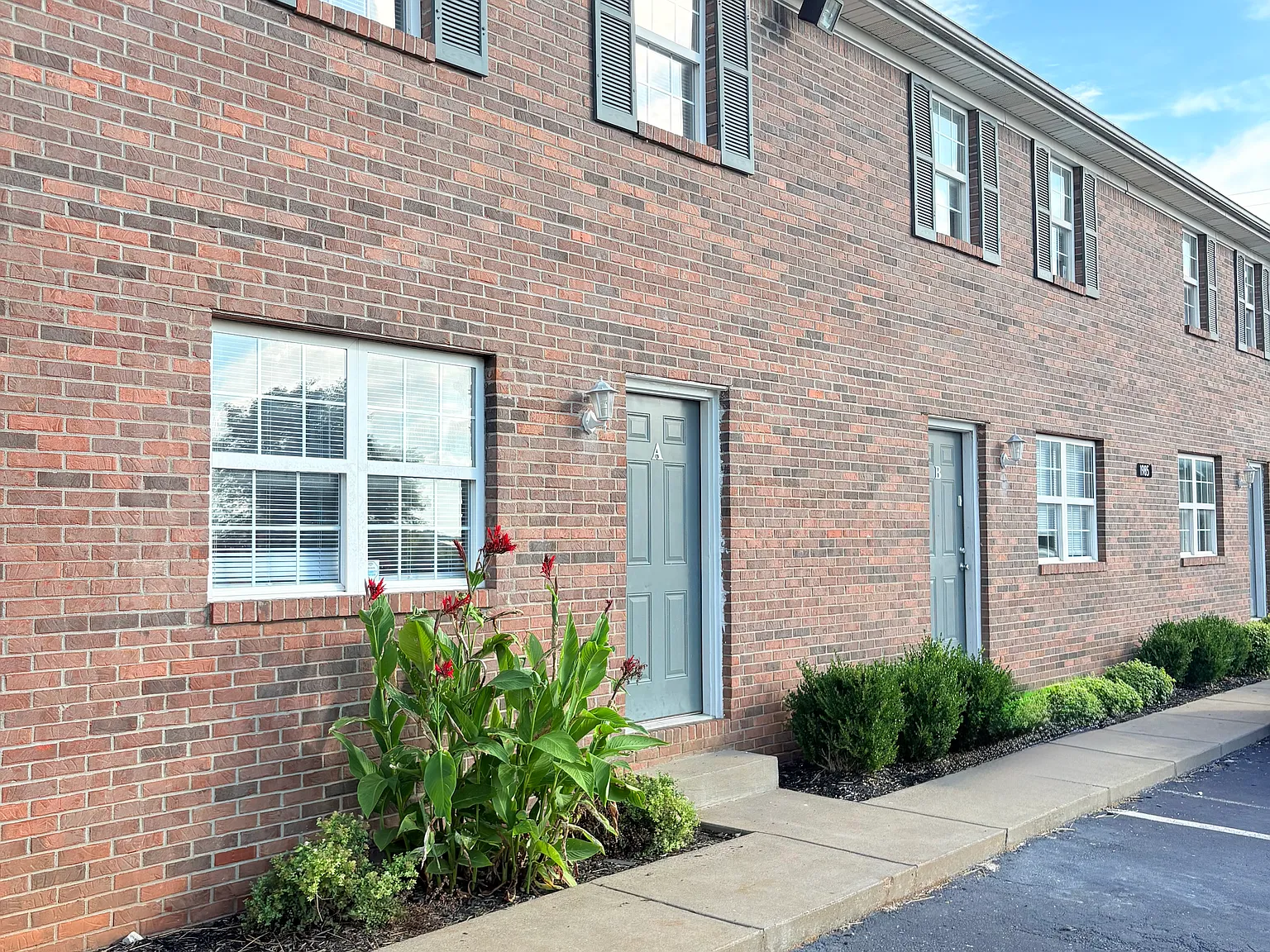 3 bed, 1.5 bath, 1200 sqft, $1,050 — Photo 1