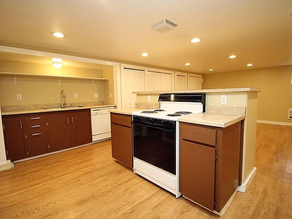 5th image of 901-915 NE Roselawn St #915-A