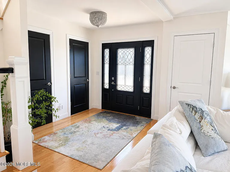 550 Whiting Ave — Photo 3