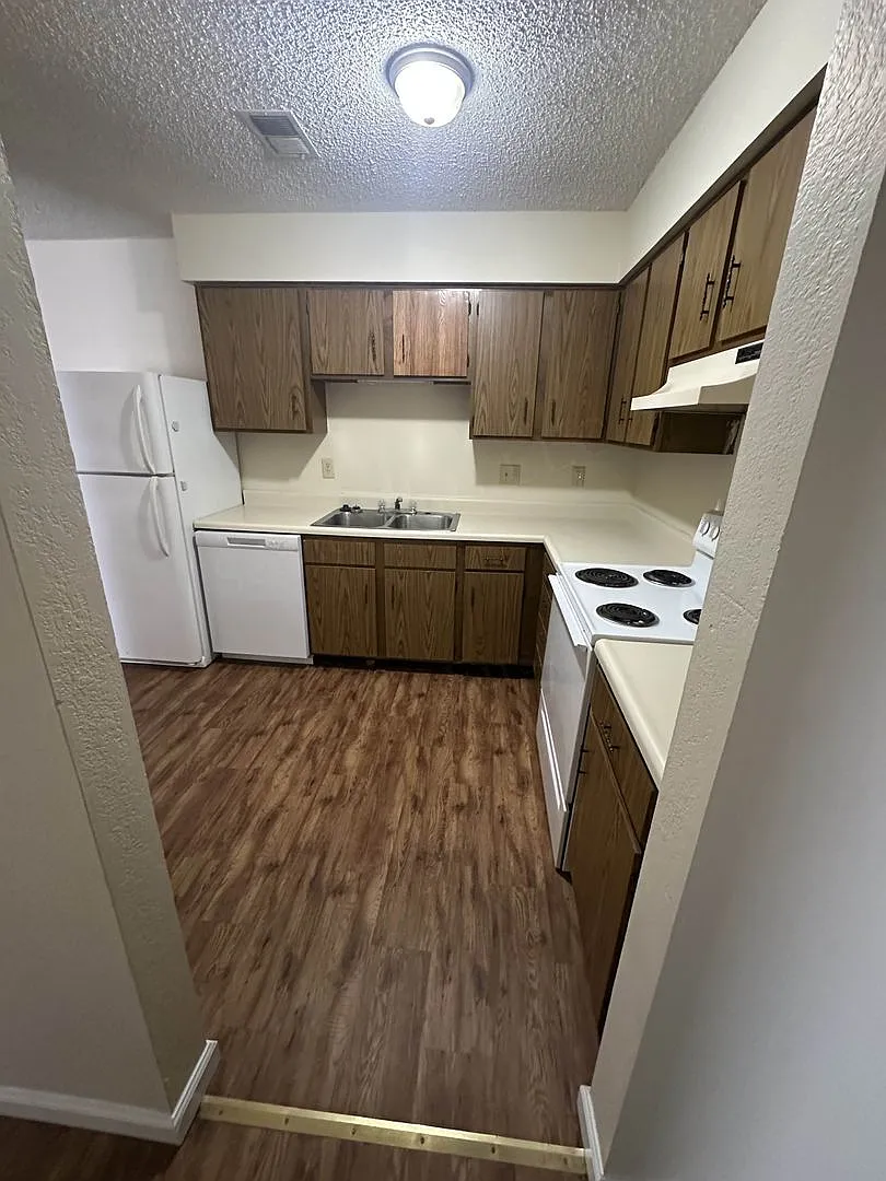 Hollister Apartments — Photo 1