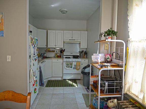 4th image of 32 Pleasant Valley Ave