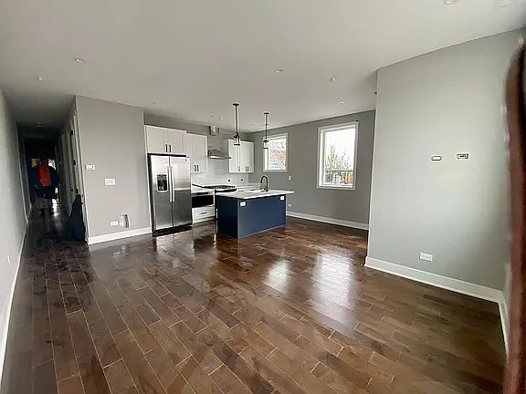 3rd image of 2219 N Clybourn Ave