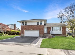 15 Ingram Dr, Hicksville, NY 11801