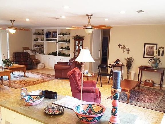 3rd image of 909 Chinquapin Dr
