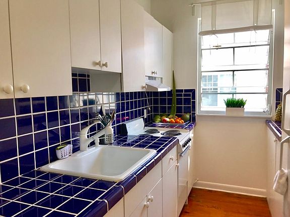 5th image of 610 8th St APT 204