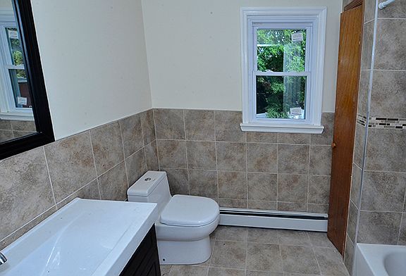 4th image of 7 Bergen Ct