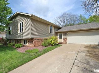 1240 Hawthorne Ave, Pekin, IL 61554