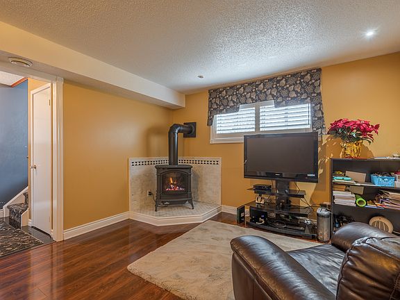 2nd image of 906 Westwood Cres