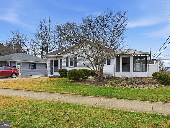 2nd image of 3704 Evelyn Dr