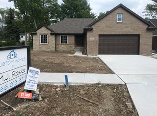 50204 Oakbrooke Dr, Chesterfield, MI 48047