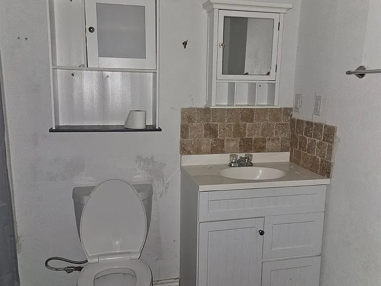 907 Neches St — Photo 15