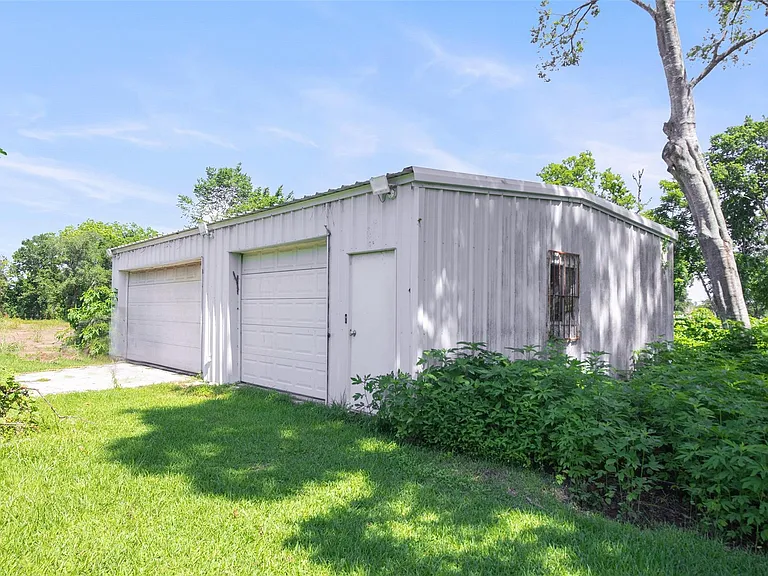 1208 Weyer St — Photo 34