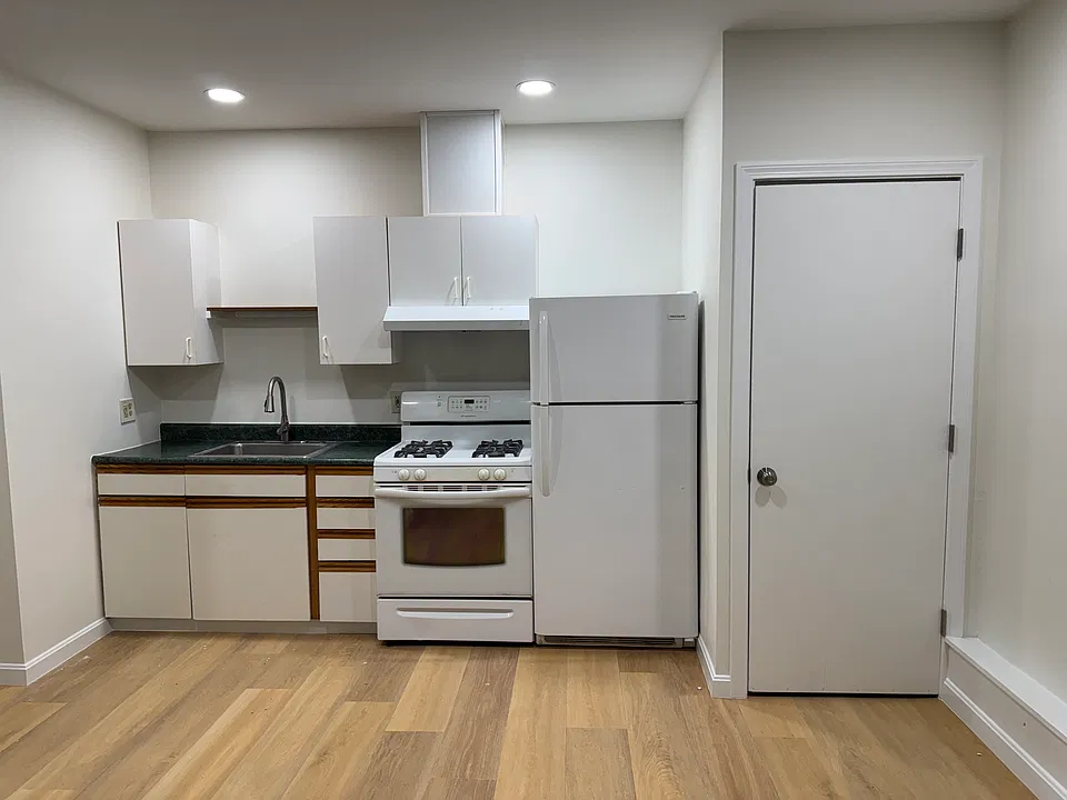 33 Woodstock Ave #4