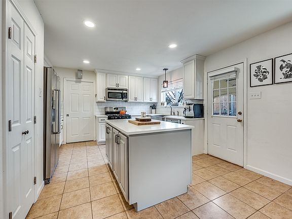 4th image of 9835 Estate Ln