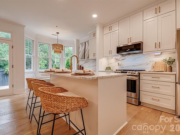 3rd image of 937 Park Slope Dr