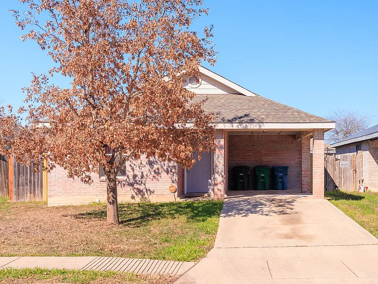 9226 Emerald Port Dr — Photo 1