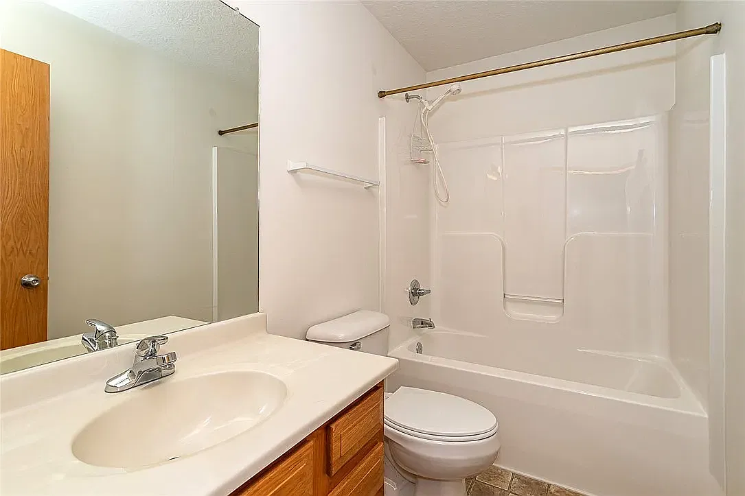 3 bed, 1326 sqft, $550 — Photo 3