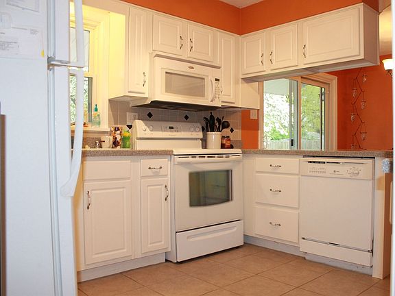 5th image of 4020 Laurelwood Ave