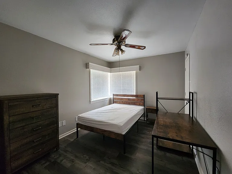 718 W College St — Photo 17