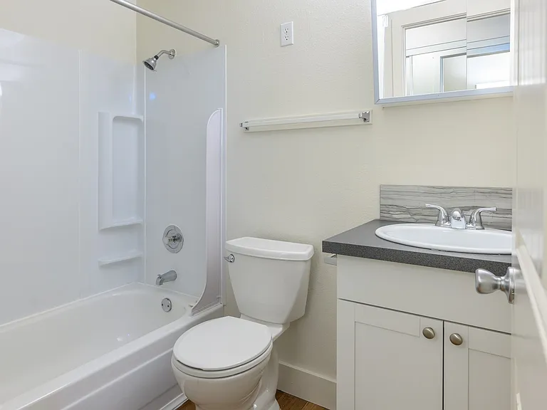Nob Hill Apartments — Photo 9