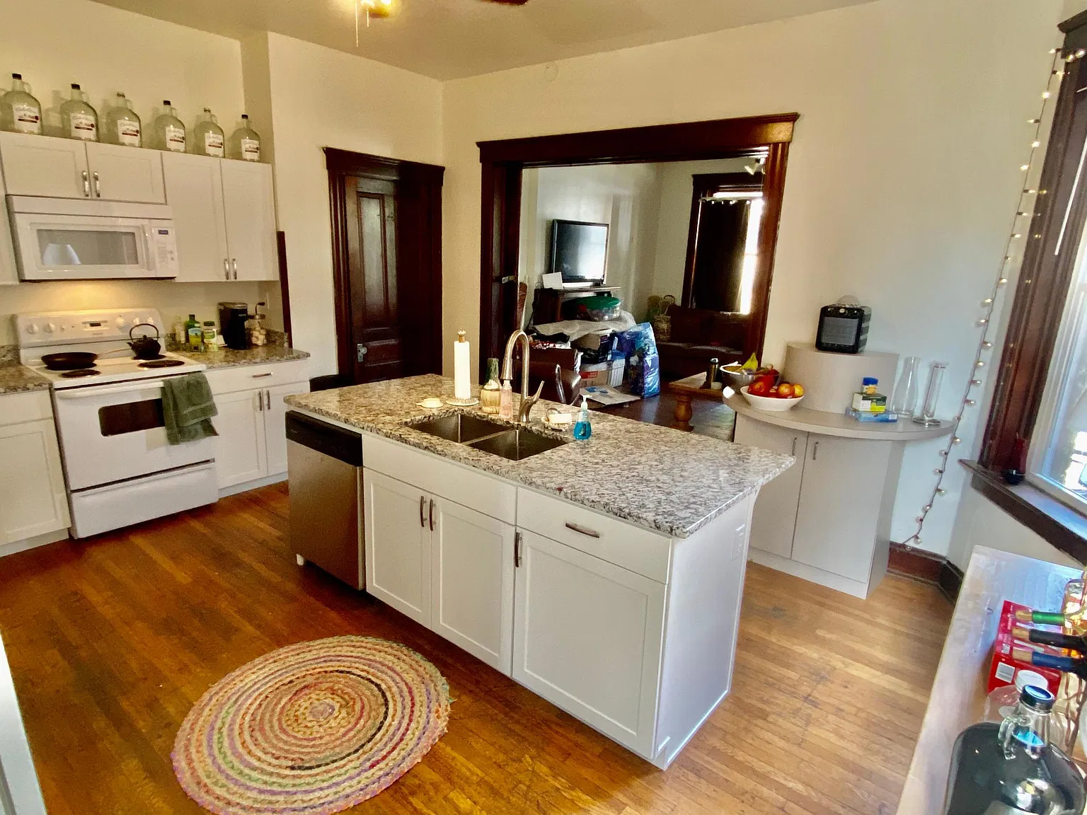7 bed, 3000 sqft, $4,100 — Photo 1