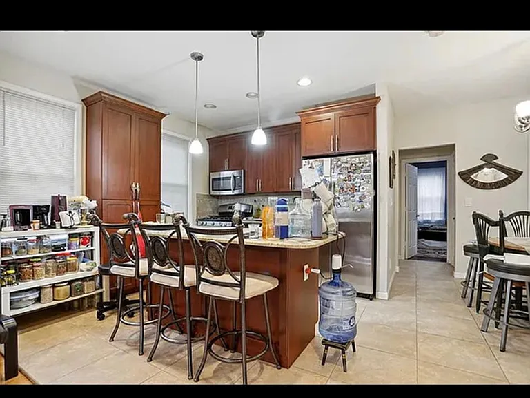 Banner Ave — Photo 1
