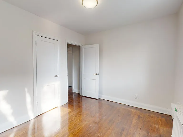 320 Lonsdale Rd — Photo 17
