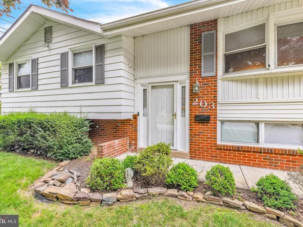 203 Meadowood Dr, Newark, DE 19711