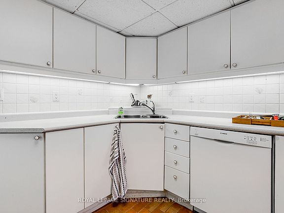 5th image of 529 Spadina Rd