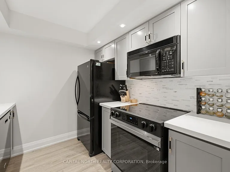 270 Wellington St W #412 — Photo 15