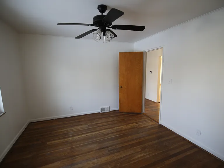 3191 E Broad St — Photo 16