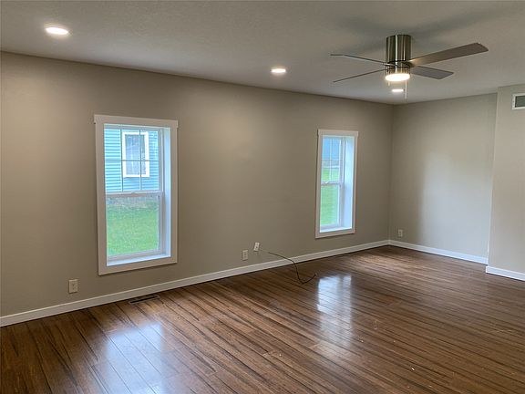 4th image of 512 N Division St
